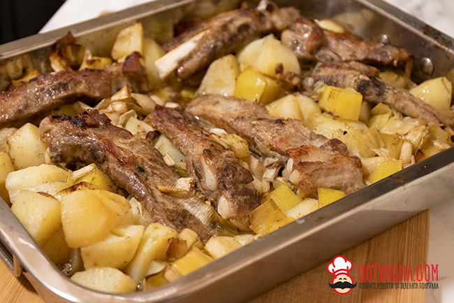 Печени свински ребърца с картофи и праз
