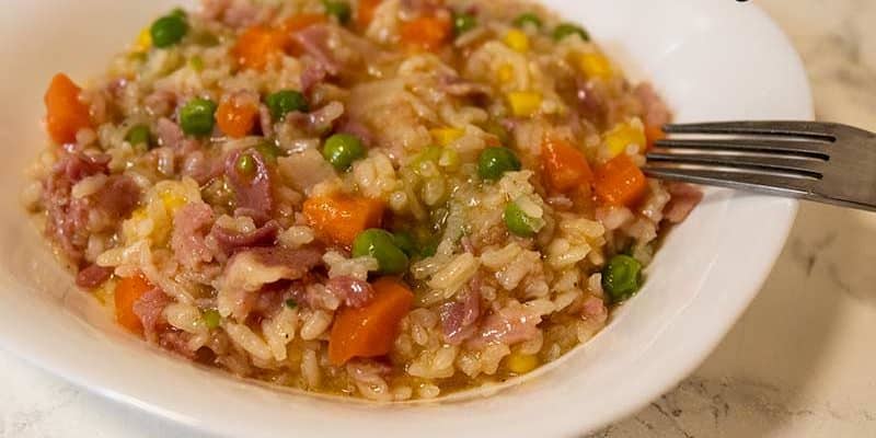 Ориз с бекон и зеленчуци на тиган