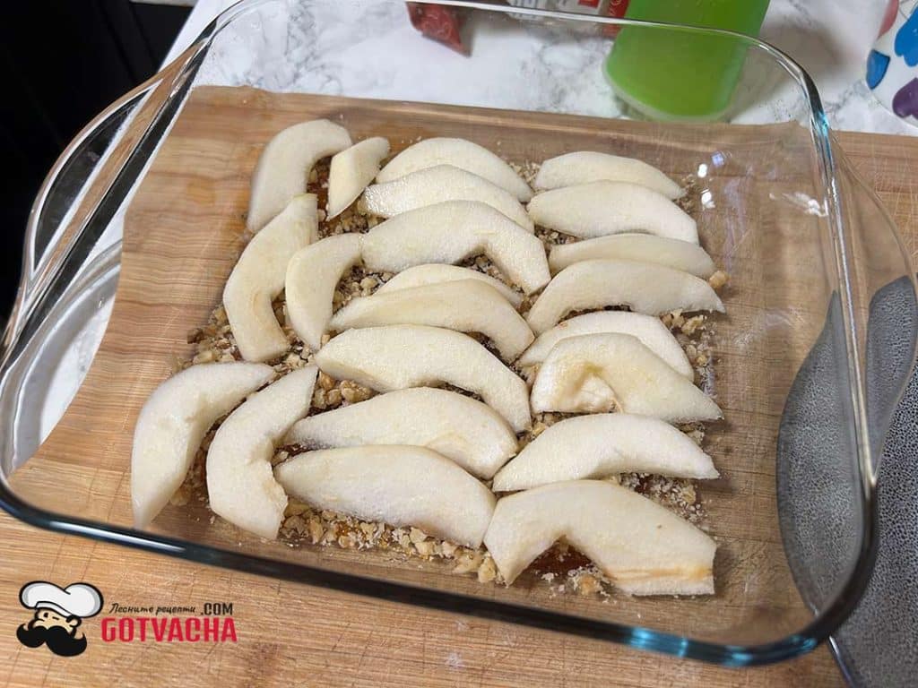 Обърнат кекс с круши, орехи и карамелизирана захар
